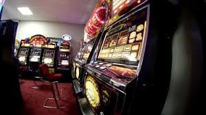 Antarmuka platform cpcm menampilkan meja dealer langsung, sportsbook, dan pasar esports